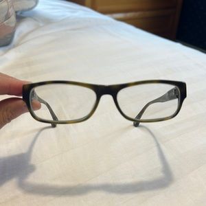 Linden  made them.  This celebrity glass.  Eyes wear.